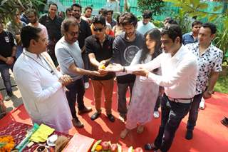 Kartik Aaryan, Kiara Advani and Anees Bazmee at the mahurat shoot of Bhool Bhulaiyaa 2!