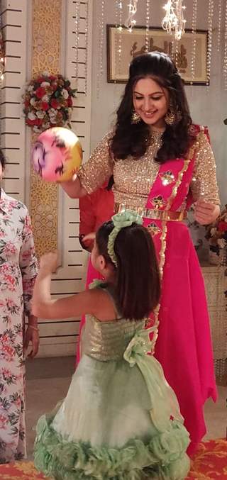 Tunisha playing with kids on the sets of Ishq Subhan Allah 