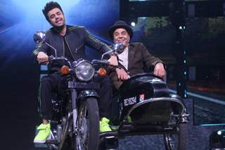 Maniesh Paul recreating Jai Veeru scene with Dharmendra on the sets of Sa Re Ga Ma Pa Li'l Champs Inbox