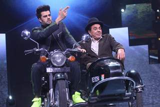 Maniesh Paul recreating Jai Veeru scene with Dharmendra on the sets of Sa Re Ga Ma Pa Li'l Champs Inbox