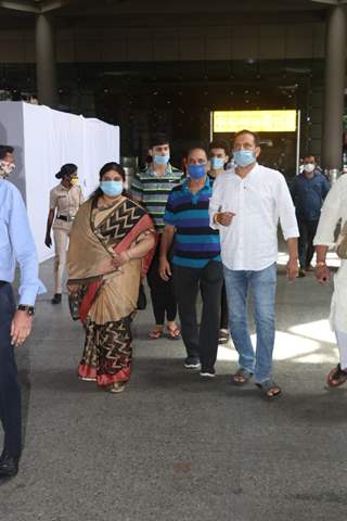 Sushant Singh Rajput's Father along with his Family arrive at Mumbai from Patna! 