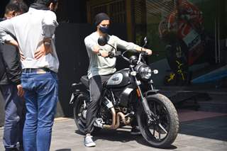 Suraj Pancholi is on a hunt for new bike; spotted in Santacruz