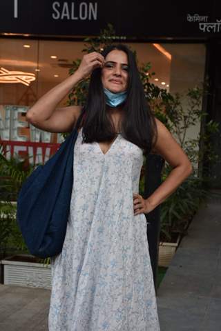 Sona Mohapatra snapped at a salon in Bandra