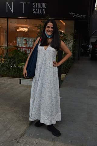 Sona Mohapatra snapped at a salon in Bandra