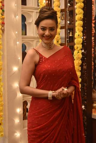 Madalsa Sharma as Kavya in red saree in Anupama