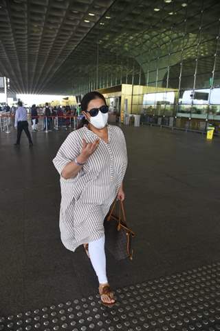 Amrita Singh snapped at the airport