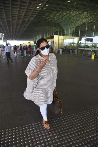 Amrita Singh snapped at the airport