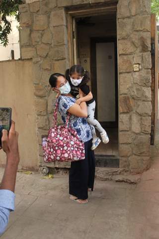 Inaaya Naumi Khemu snapped at Kareena Kapoor Khan's residence