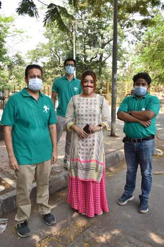 Actress Payal Ghosh provides food for the needy in Versova!