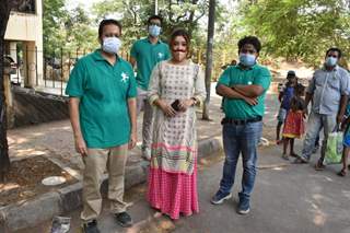 Actress Payal Ghosh provides food for the needy in Versova!