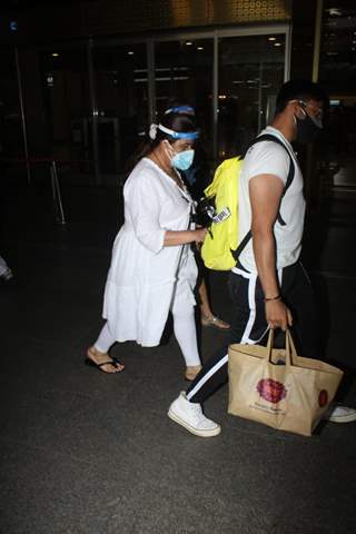 Amrita Singh spotted at Mumbai airport