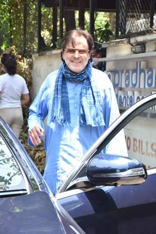 Senior actor Sanjay Khan snapped at a clinic in Juhu