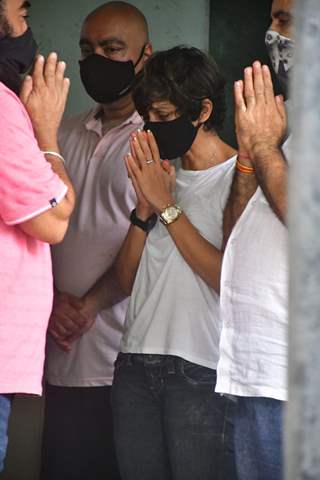 Mandira Bedi bursts into tears at her husband's funeral