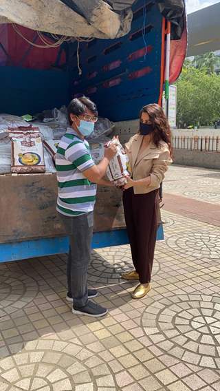 Tisca Chopra donates 1500 Kgs of Rice Packets to Theatre workers suffering due to the pandemic