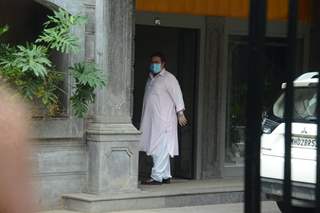 Kunal Kapoor snapped at Randhir Kapoor's house in Bandra