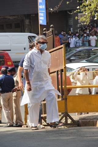 Celebrities spotted arriving at Lata Mangeshkar residence to pay their respect