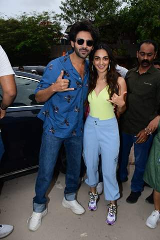 Kartik Aaryan and Kiara Advani spotted at Juhu Chowpatty promoting their film Bhool Bhulaiyaa 2