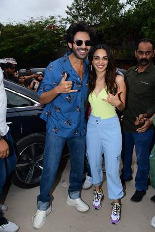 Kartik Aaryan and Kiara Advani spotted at Juhu Chowpatty promoting their film Bhool Bhulaiyaa 2