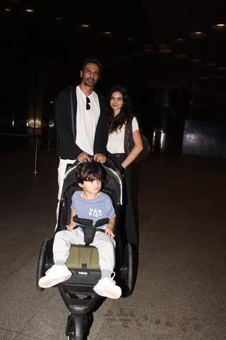 Arjun Rampal poses with his wife Mehr Jesia and son spotted at mumbai airport 