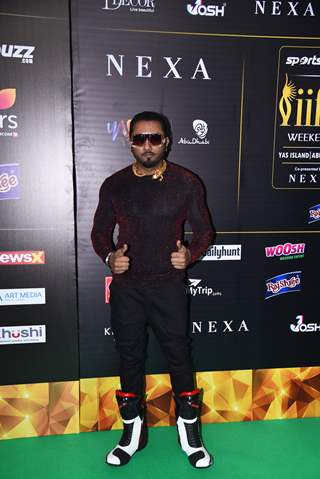 Yo Yo Honey Singh poses on the green carpet of IIFA awards 2022