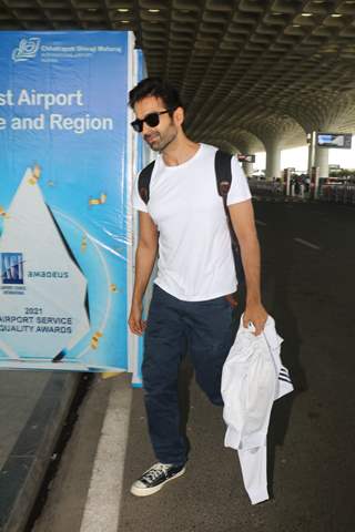 Varun Mitra spotted at Mumbai airport 