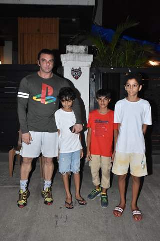 Sohail Khan poses with his son to paparazzi at Bandra 