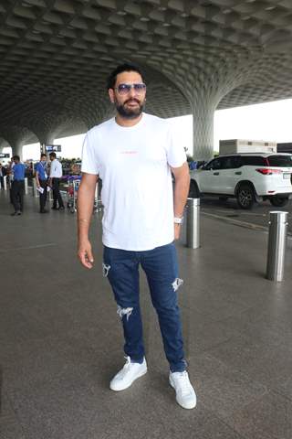 Yuvraj Singh snapped at the airport 