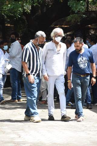 Anubhav Sinha spotted at Sudhir Mishra's house to pay their last respect to his mother soul