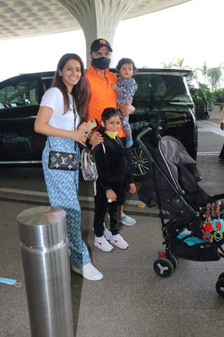 Harbhajan Singh spotted withy his family at the Mumbai airport