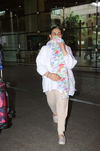 Amrita Singh spotted at the mumbai airport
