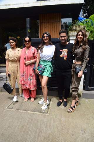 Shilpa Shetty, Shamita Shetty, Rajiv Adatia, Akanksha Malhotra in Bandra 