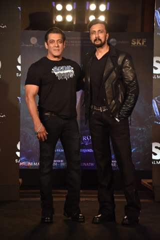 Salam Khan and Kiccha Sudeep twinned in black at the press conference of Vikrant Rona.  Salman kept it casual in a Being Human t-shirt and black denims while Kiccha Sudeep opted for a black jacket, t-shirt and trousers.