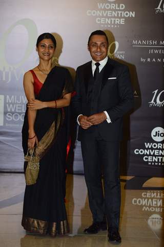 Konkona Sen Sharma, Rahul Bose grace the red carpet of Manish Malhotra’s Mijwan Couture show