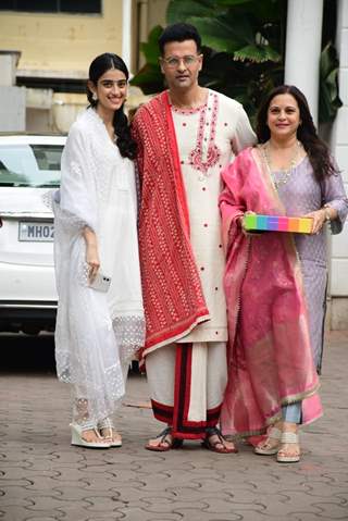 Rohit Roy spotted with his family at Shilpa Shetty's house for Ganpati Darshan