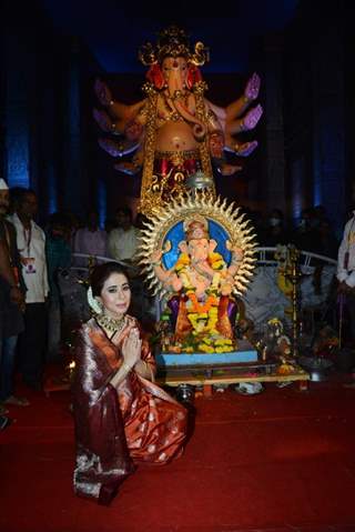 Urmila Matondkar attend Mahaarti of Parel Cha Raja 