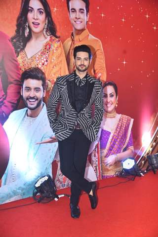 Shakti Arora looked handsome in a shimmery blazer, bow tie and trousers at the Zee Rishtey Awards