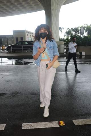 Taapsee Pannu snapped at the Mumbai airport 