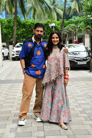 Jasmin Bhasin and Gippy Grewal spotted at at T-Series Office for the meeting of their upcoming movie 'Honeymoon