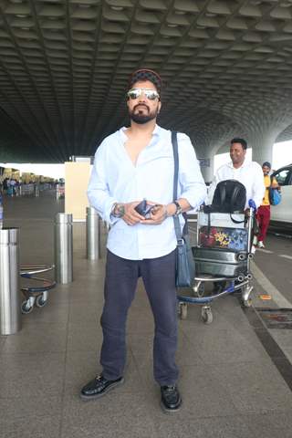 Mika Singh spotted at the Mumbai airport