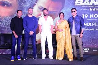 Suniel Shetty, Sonali Kulkarni, Vivek Oberoi spotted at the press meet of Dharavi Bank 