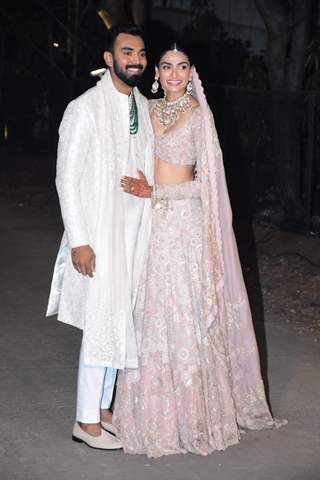 KL Rahul and Athiya Shetty pose for paps