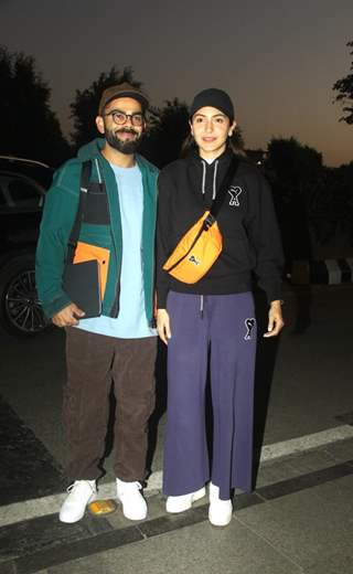 Virat Kohli and Anushka Sharma snapped at the Mumbai airport 