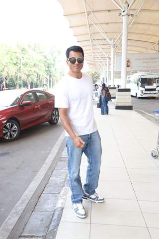 Sonu Sood snapped at the airport 