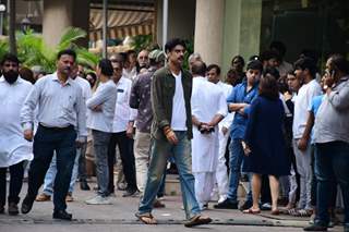 Sikandar kher snapped Satish Kaushik's funeral