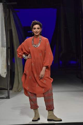 Sonali Bendre walk the ramp at Lakme Fashion Week 2023