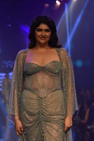 Anshula Kapoor walk the ramp at Lakme Fashion Week 2023 day 2