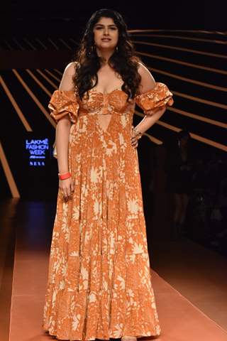 Anshula Kapoor walk the ramp at Lakme Fashion Week 2023 – Day 3