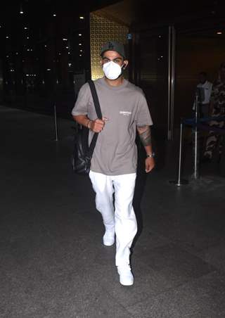 Virat Kohli snapped at the Mumbai airport 