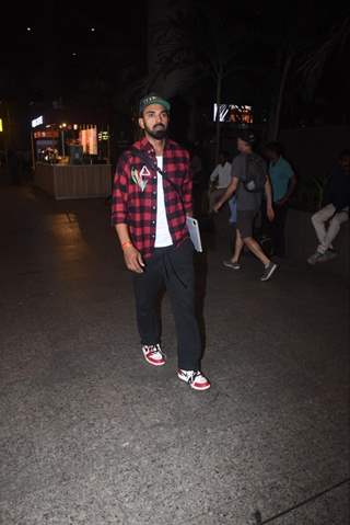 Kl Rahul snapped at the Mumbai airport 