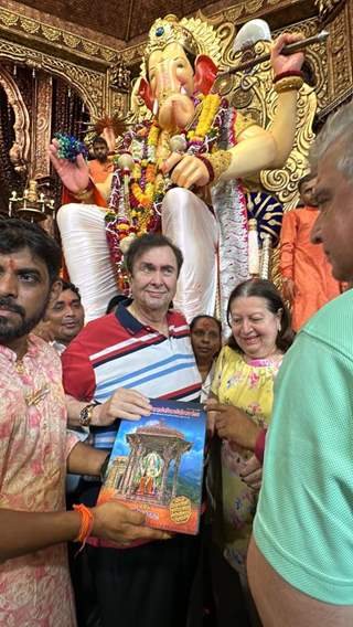 Randhir Kapoor and Babita Kapoor visit Lalbaugcha Raja to seek blessings of Ganpati 